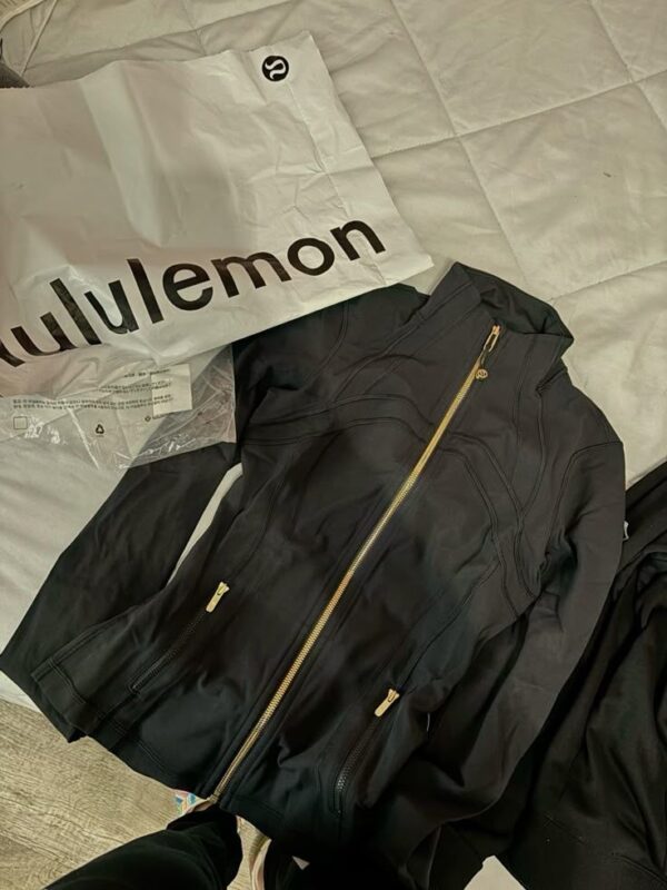 300 pieces of Lululemon - Men and Women in a pallet - Image 4