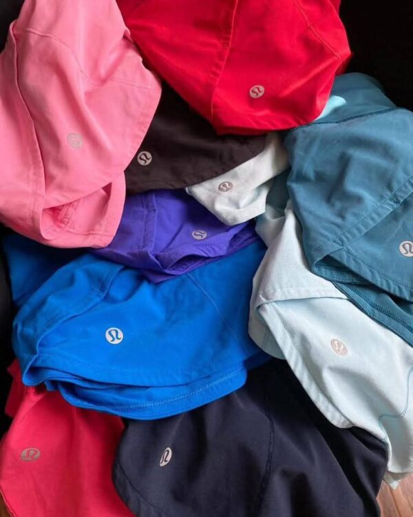 300 pieces of Lululemon - Men and Women in a pallet